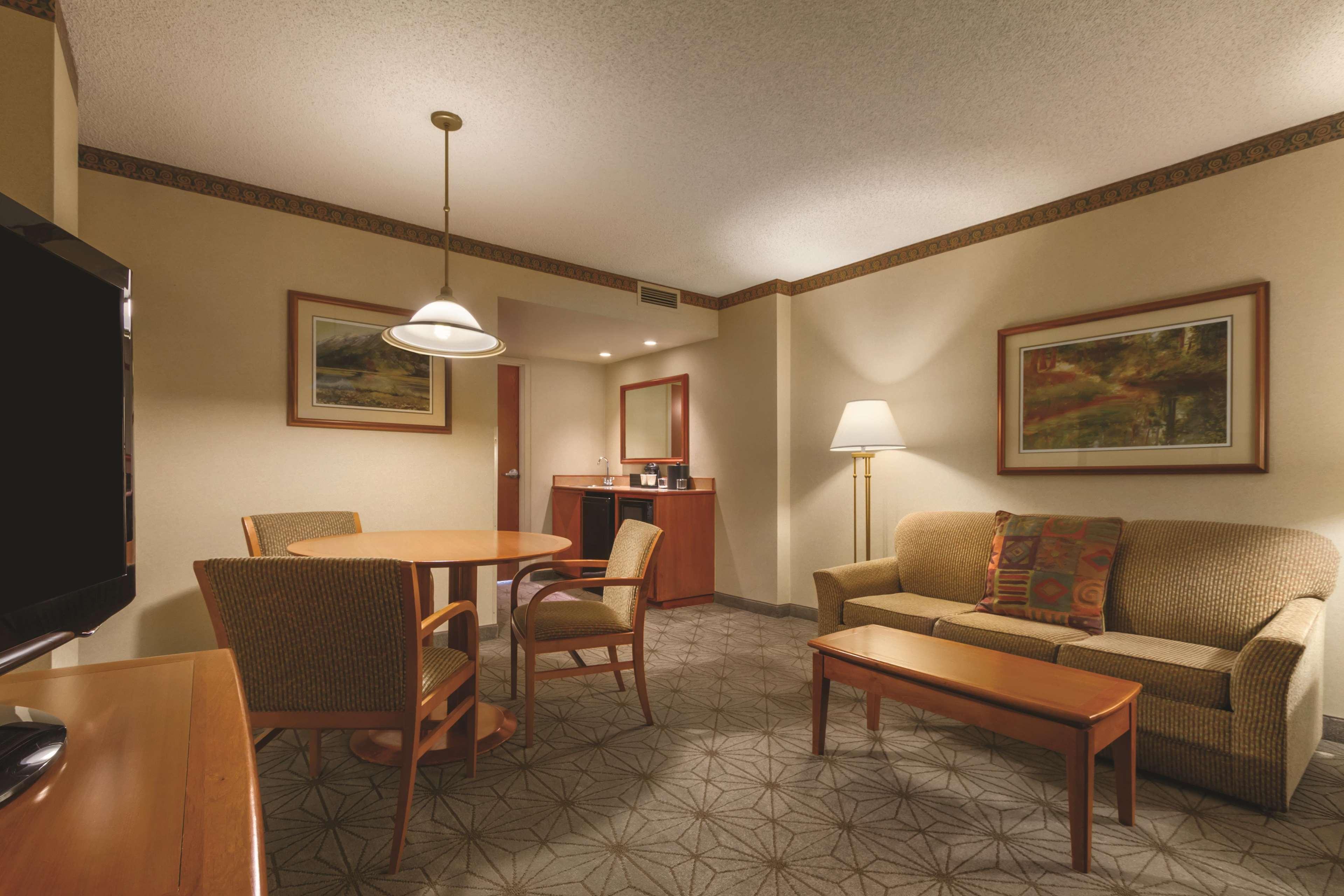 Embassy Suites By Hilton Portland Airport Bagian luar foto